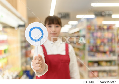 店員が〇サインを差し出す 店員が〇サインを差し出す 138945597