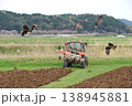 鳶の集団が「トラクターを囲む会」の如く耕運作業の現場を縦横無尽に飛び回り獲物を狩るアグレッシブな光景 138945881