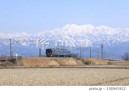 【あいの風とやま鉄道】立山連峰と521系0番台（あいの風とやま鉄道線：水橋〜東富山） 138945922