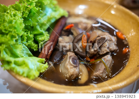 Bak kut teh, a traditional Southeast Asian pork rib soup simmered with herbs, spices, and garlic. 138945923