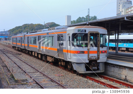 JR参宮線の終着駅 鳥羽駅に停車中のキハ25形気動車 138945936