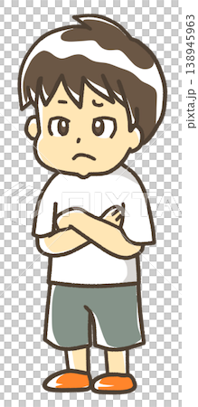 腕を組んで悩んでいる人　半袖短パン 138945963