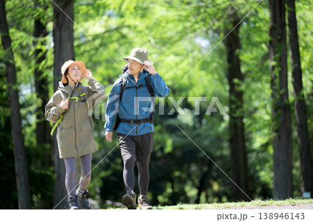 新緑の春の森の中を歩く夫婦のアウトドア、登山やトレッキングなどの運動イメージ全身 新緑の春の森の中を歩く夫婦のアウトドア、登山やトレッキングなどの運動イメージ全身 138946143