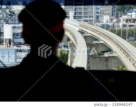 モノレール運転士と運転席から見えるモノレールのカーブ軌道 都市を走る高架鉄道｜ブログ・教育・交通 138946147