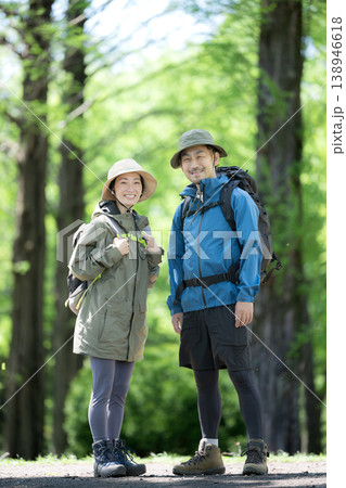 新緑のトレッキングや登山で笑顔のアウトドアやレジャーを楽しいミドルの夫婦のカメラ目線 新緑のトレッキングや登山で笑顔のアウトドアやレジャーを楽しいミドルの夫婦のカメラ目線 138946618