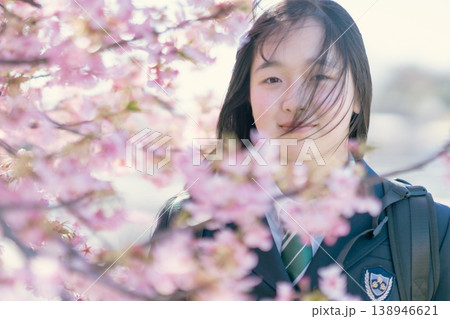 春の光の中で希望に満ちた表情を見せる女子生徒 成長 美容 スキンケア 卒業 138946621