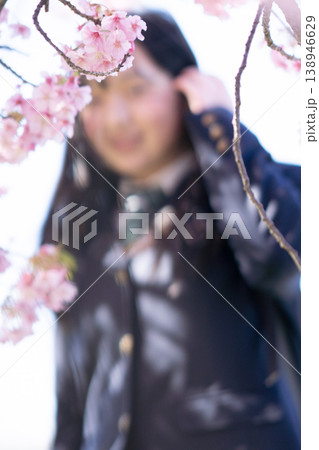 桜と学生　顔無し　ポートレート 138946629