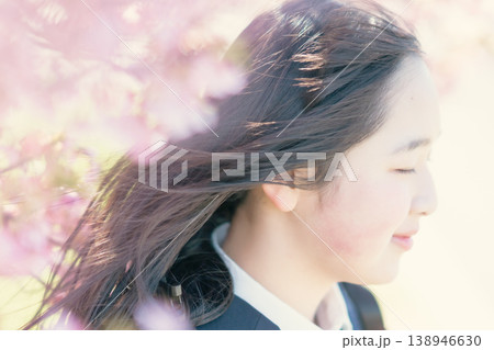 桜並木を背景に遠くを見つめる女子生徒 春のポートレート ビューティーイメージ 138946630