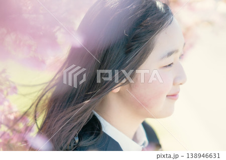 桜並木を背景に優しく微笑む制服姿の少女 コスメ 美白 青春 恋愛 10代 138946631