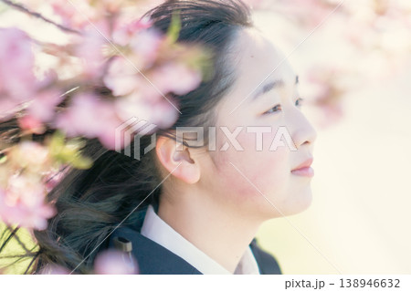 桜並木を背景に遠くを見つめる女子生徒 春のポートレート ビューティーイメージ 桜並木を背景に遠くを見つめる女子生徒 春のポートレート ビューティーイメージ 138946632