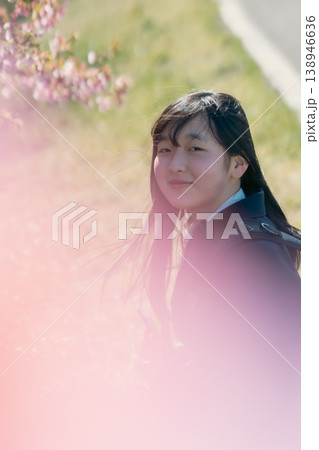 桜の下を通学する女子学生 ポートレート ブレザー 桜の下を通学する女子学生 ポートレート ブレザー 138946636