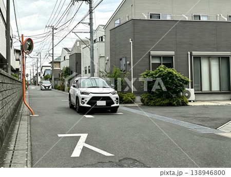 住宅地を走るコンパクトSUV 住宅地を走るコンパクトSUV 138946800