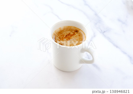 ミルクをたっぷり入れたコーヒー、カフェ・ラテを淹れて、のんびりくつろいでいるイメージ 138946821