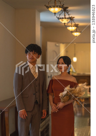 結婚式場を歩く新郎新婦(結婚式場を歩く新郎新婦(ナイトウェディング,ウェディング,結婚式,アジア人) 結婚式場を歩く新郎新婦(結婚式場を歩く新郎新婦(ナイトウェディング,ウェディング,結婚式,アジア人) 138946823