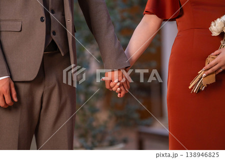 手を繋ぎ結婚式場を歩く新郎新婦の手元(ナイトウェディング,結婚式,アジア人) 手を繋ぎ結婚式場を歩く新郎新婦の手元(ナイトウェディング,結婚式,アジア人) 138946825