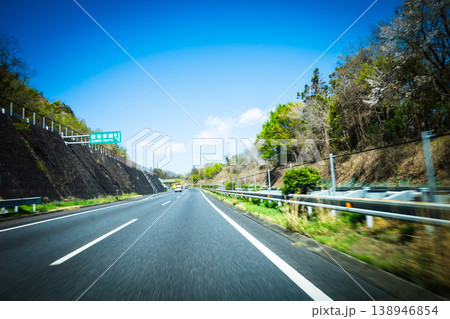 高速道路の運転 登坂車線の表示 b-2 高彩度 周辺減光 高速道路の運転 登坂車線の表示 b-2 高彩度 周辺減光 138946854