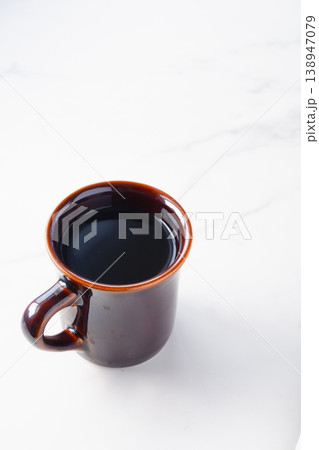 淹れたてのコーヒーが入ったマグカップ 淹れたてのコーヒーが入ったマグカップ 138947079
