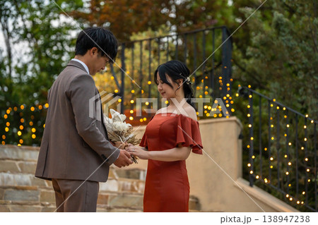 結婚式場で向き合って誓いあうドレス姿の新郎新婦 結婚式場で向き合って誓いあうドレス姿の新郎新婦 138947238
