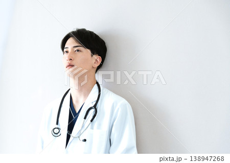 苦悩する医師 138947268
