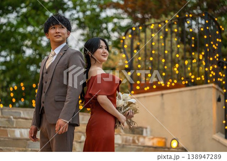 カラードレスを着た新郎新婦,ナイトウェディング,結婚式イメージ 138947289