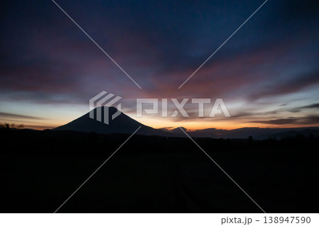 日の出を待つ羊蹄山 日の出を待つ羊蹄山 138947590