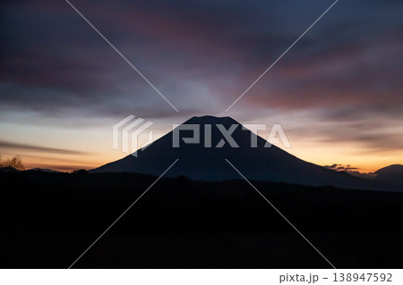 日の出を待つ羊蹄山 138947592