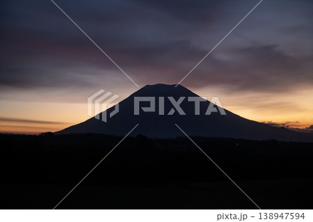 日の出を待つ羊蹄山 日の出を待つ羊蹄山 138947594