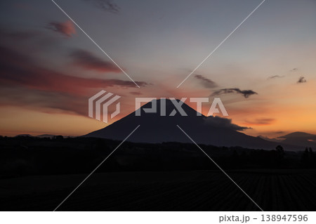 日の出を待つ羊蹄山 日の出を待つ羊蹄山 138947596