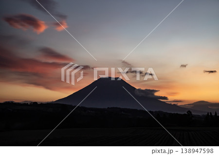 日の出を待つ羊蹄山 日の出を待つ羊蹄山 138947598
