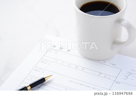 履歴書 - 就職活動（就活）のために、コーヒーを飲みながら、履歴書を用意しているイメージ 138947698