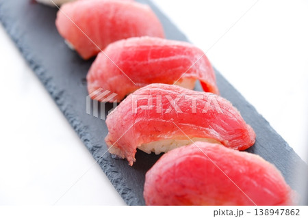 鮪（まぐろ）の握り寿司 - 新鮮そのもののマグロを握ったにぎり寿司、生まぐろにぎり 138947862