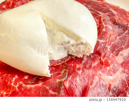 イタリア・ローマ　ブラックアンガス牛のカルパッチョ　トリュフ入りブラータ 138947910