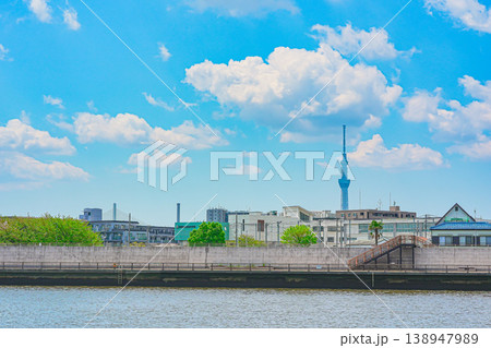 初夏の青空の広がる東京葛飾の中川の風景 初夏の青空の広がる東京葛飾の中川の風景 138947989