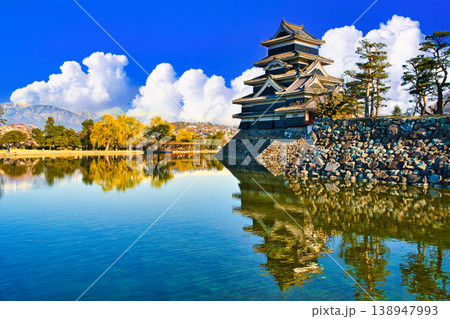 豪壮な松本城の絶景と雲合成 豪壮な松本城の絶景と雲合成 138947993