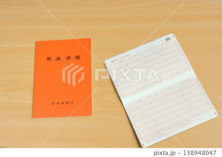 年金手帳　貯金通帳 138948047