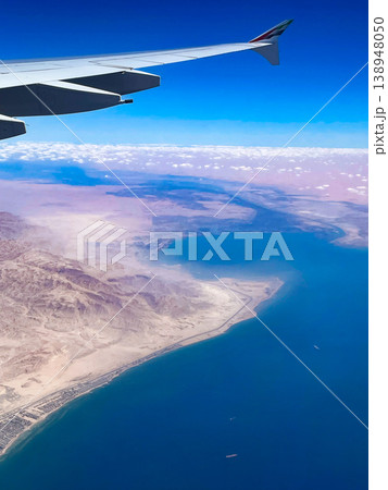 ドバイーヴェネチアのエミレーツ航空機内より眺めるスエズ運河 ドバイーヴェネチアのエミレーツ航空機内より眺めるスエズ運河 138948050