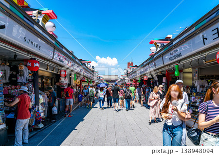 【東京都】たくさんの観光客で賑わう浅草寺の仲見世商店街 138948094