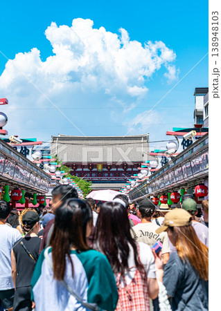 【東京都】たくさんの観光客で賑わう浅草寺の仲見世商店街 【東京都】たくさんの観光客で賑わう浅草寺の仲見世商店街 138948103