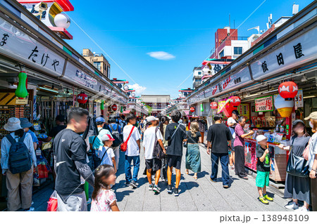 【東京都】たくさんの観光客で賑わう浅草寺の仲見世商店街 138948109