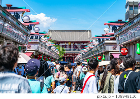 【東京都】たくさんの観光客で賑わう浅草寺の仲見世商店街 【東京都】たくさんの観光客で賑わう浅草寺の仲見世商店街 138948110