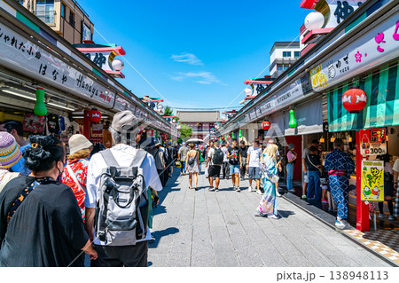 【東京都】たくさんの観光客で賑わう浅草寺の仲見世商店街 【東京都】たくさんの観光客で賑わう浅草寺の仲見世商店街 138948113