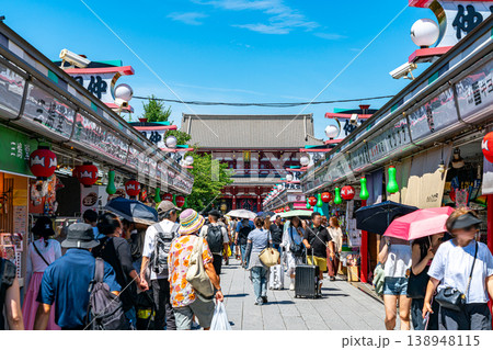 【東京都】たくさんの観光客で賑わう浅草寺の仲見世商店街 138948115