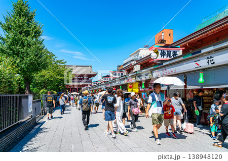 【東京都】たくさんの観光客で賑わう浅草寺の仲見世商店街 【東京都】たくさんの観光客で賑わう浅草寺の仲見世商店街 138948120