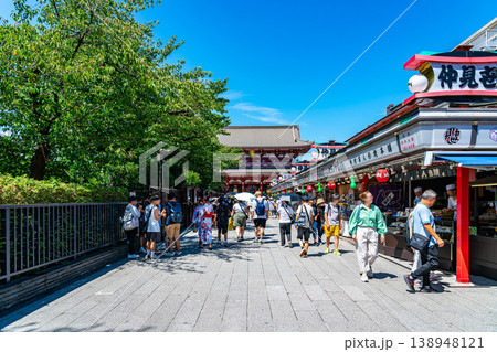【東京都】たくさんの観光客で賑わう浅草寺の仲見世商店街 138948121