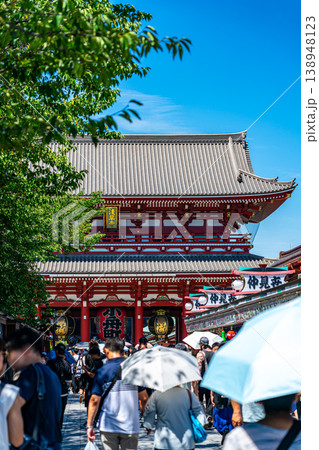 【東京都】夏の青空が綺麗な浅草寺の宝蔵門 138948123