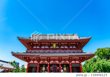 【東京都】夏の青空が綺麗な浅草寺の宝蔵門 【東京都】夏の青空が綺麗な浅草寺の宝蔵門 138948125