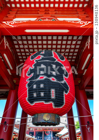 【東京都】大提灯が印象的な浅草寺の宝蔵門 【東京都】大提灯が印象的な浅草寺の宝蔵門 138948136