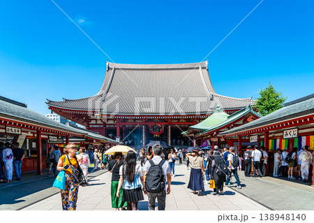 【東京都】夏の青空が綺麗な浅草寺の本堂 138948140