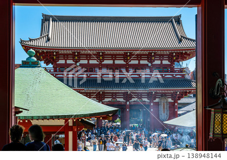 【東京都】浅草寺の本堂から見える宝蔵門 138948144