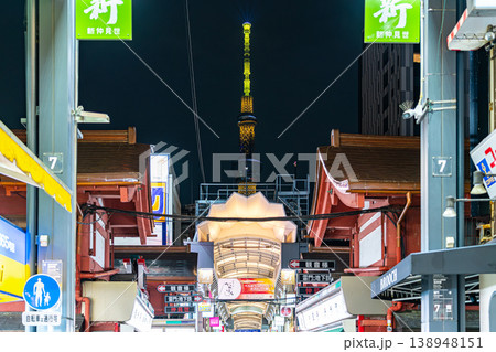 【東京都】浅草の新仲見世商店街から見える夜の東京スカイツリー 138948151